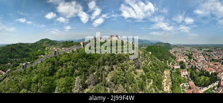 Castello superiore a Marostica visto da una panoramica aerea dall'alto durante una data di soletta Foto Stock