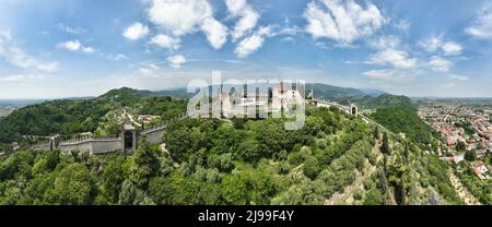 Castello superiore a Marostica visto da una panoramica aerea dall'alto durante una data di soletta Foto Stock