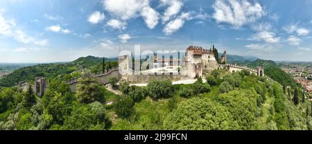 Castello superiore a Marostica visto da una panoramica aerea dall'alto durante una data di soletta Foto Stock