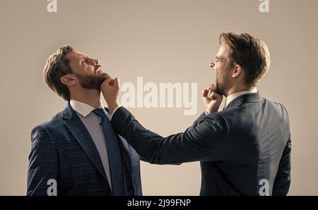 uomini d'affari che lottano e punzonano. capo e dipendente hanno conflitti. uomini convenuti partner. Foto Stock