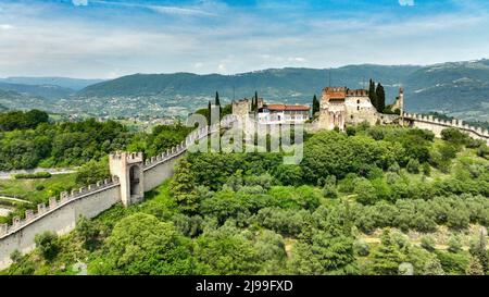 Castello superiore a Marostica visto da una panoramica aerea dall'alto durante una data di soletta Foto Stock