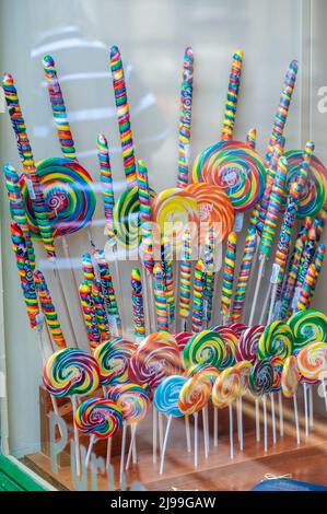 Dolci colorati in una vetrina di Truro, Cornovaglia Foto Stock