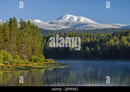 Il Sawtell Peak innevato si erge sopra l'Henry's Fork del fiume Snake, l'area del McCrea Bridge in autunno, Island Park, Fremont County, Idaho, USA Foto Stock