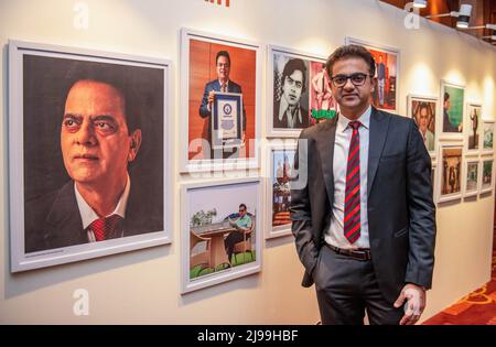 Il Dr. Aashish Chaudhry Amministratore Delegato di Aakash Healthcare ha visto durante il lancio di "The Incredible Aakash Story" a Taj Mansingh. Il libro è un resoconto del viaggio del sig. Chaudhry da un inizio umile come membro di facoltà di un college nello stato di Haryana che ha costruito l'Istituto di Aakash nella catena più grande dell'istituzione istruente in India.Aakash servizi educativi Limited (AESL) è un'istituzione educativa principale in India che fornisce completa Servizi di preparazione ai test per gli studenti che si preparano per esami medici ed ingegneristici, esami di scuola/consiglio di amministrazione, KVPY, NTSE, Olympiads ed altri trovati Foto Stock