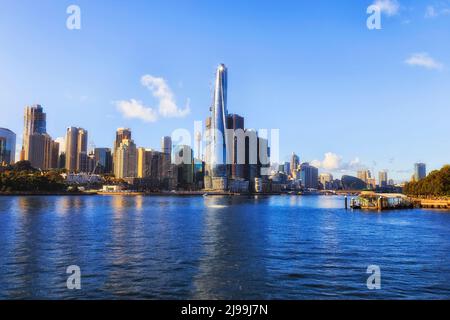 Skyline del CBD di Sydney intorno al porto di Darling dal traghetto con civercat in una giornata di sole sotto il cielo blu. Foto Stock