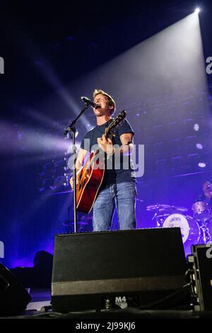 Milano Italia. 21 maggio 2022. Il cantautore inglese James Hillier Blount, meglio noto come JAMES BLUNT, si esibisce dal vivo sul palco al Mediolanum Forum durante il "Once upon A Mind Tour". Foto Stock