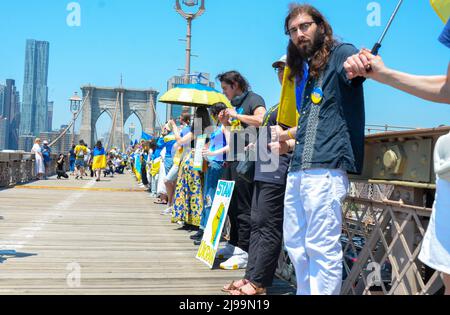 New York, Stati Uniti. 21st maggio 2022. Decine di persone sono viste tenere le mani per “Live Chain for Ukraine” sul ponte di Brooklyn, New York, il 21 maggio 2022. Credit: Pacific Press Media Production Corp./Alamy Live News Foto Stock