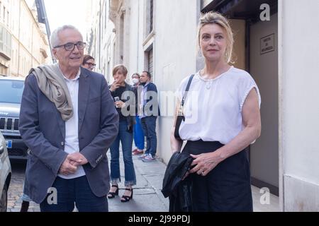 21 maggio 2022, Roma, RM, Italia: Regista italiano Marco Bellocchio e attrice italiana Margherita Acquista fuori quattro Fontane cinema a Roma, prima della presentazione del film ''Esterno Notte' (Credit Image: © Matteo Nardone/Pacific Press via ZUMA Press Wire) Foto Stock