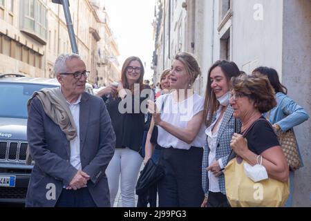 21 maggio 2022, Roma, RM, Italia: Regista italiano Marco Bellocchio e attrice italiana Margherita Acquista fuori quattro Fontane cinema a Roma, prima della presentazione del film ''Esterno Notte' (Credit Image: © Matteo Nardone/Pacific Press via ZUMA Press Wire) Foto Stock