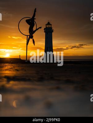 New Brighton, Regno Unito. 22nd Maggio 2022 - Aerial artist, Megan Price praticare sulla spiaggia di New Brighton sul Wirral al tramonto. Credit: Christopher Middleton/Alamy Live News Foto Stock