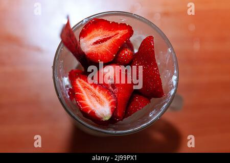 Fragola fresca tritata. Bacche nella tazza Foto Stock