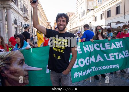 Roma, Italia. 21st maggio 2022. Flashmob a Roma organizzato da Legambiente insieme ad altre associazioni contro il progetto UE Green Taxonomy (Credit Image: © Matteo Nardone/Pacific Press via ZUMA Press Wire) Foto Stock