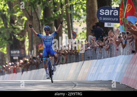 Torino, Italia. 21st maggio 2022. Simon Yates vince la tappa 14th del giro d'Italia durante la tappa 14 - Santena - Torino, giro d'Italia a Torino, maggio 21 2022 Credit: Independent Photo Agency/Alamy Live News Foto Stock