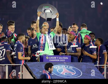 Portiere del PSG Keylor Navas e compagni di squadra festeggiano durante la cerimonia del Trofeo Ligue 1 in seguito alla partita di calcio del campionato francese Ligue 1 tra Parigi Saint-Germain (PSG) e FC Metz il 21 maggio 2022 allo stadio Parc des Princes di Parigi, Francia - Foto Jean Catuffe / DPPI Foto Stock