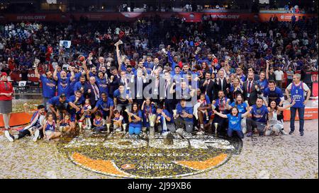 Belgrado, Serbia. 21st maggio 2022. I membri del team di Anadolu Efes posano per una foto dopo la finale della quarta partita di basket tra Real Madrid e Anadolu Efes a Belgrado, in Serbia, il 21 maggio 2022. Credit: Predrag Milosavljevic/Xinhua/Alamy Live News Foto Stock