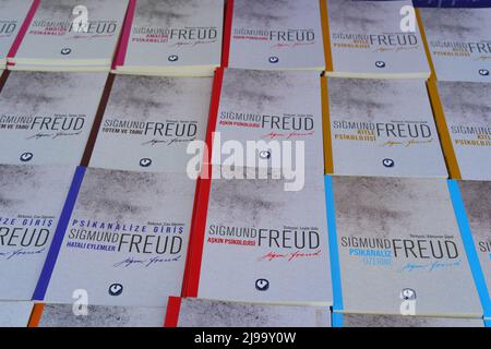 Libri di Sigmund Freud tradotti in turco e esposti su tavola per la vendita ad una fiera del libro Foto Stock