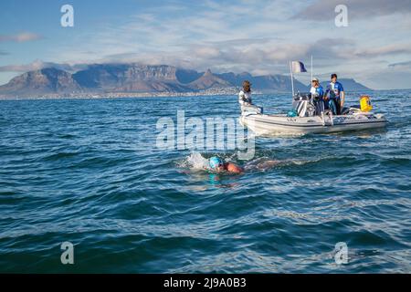 (220522) -- CITTÀ DEL CAPO, 22 maggio 2022 (Xinhua) -- l'uomo sudafricano Howard Warrington nuota nel mare dall'isola di Robben alla riva a Città del Capo, Sudafrica, il 21 maggio 2022. L'uomo sudafricano Howard Warrington il Sabato mattina ha completato il suo 100th traversata di mare dalla famosa isola di Robben alla riva a Città del Capo, per raccogliere fondi per Capo di buona speranza SPCA (Società per la prevenzione della crudeltà verso gli animali), un'organizzazione per il benessere degli animali. (Foto di Francisco Scarbar/Xinhua) Foto Stock