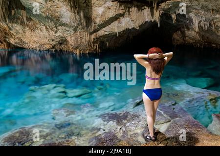 Donna a Taak Bi ha Cenote, Riviera Maya, Playa del Carmen, Messico Foto Stock