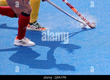 Londra, Regno Unito. 21st maggio 2022. Due giocatori competono durante la partita FIH Pro League tra Cina e Inghilterra a Londra, Gran Bretagna, 21 maggio 2022 . La squadra cinese di hockey femminile ha battuto il numero 4 del mondo Inghilterra 4-3 qui sabato, rivendicando la loro prima vittoria alla FIH Pro League di questa stagione. Credit: Li Ying/Xinhua/Alamy Live News Foto Stock