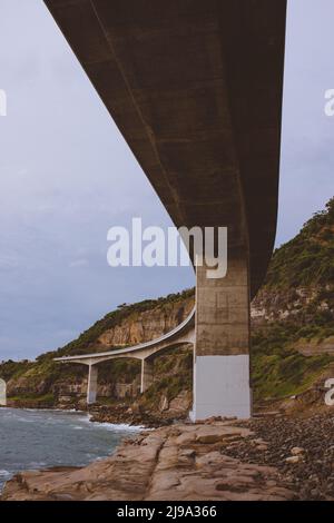 Ponte di scogliera sul bordo di ripida scogliera di arenaria sul Grand Pacific Drive lungo la costa pacifica dell'Australia, NSW Foto Stock