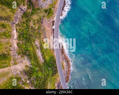 Ponte di scogliera sul bordo di ripida scogliera di arenaria sul Grand Pacific Drive lungo la costa pacifica dell'Australia, NSW Foto Stock