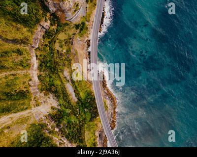 Ponte di scogliera sul bordo di ripida scogliera di arenaria sul Grand Pacific Drive lungo la costa pacifica dell'Australia, NSW Foto Stock