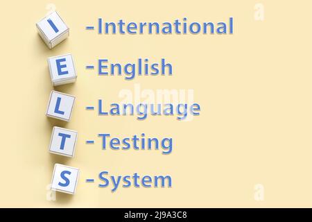 Text INTERNATIONAL SISTEMA DI TEST IN LINGUA INGLESE e cubi su sfondo a colori Foto Stock