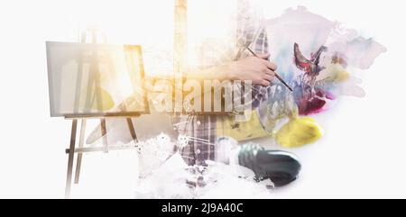 Collage con artista, disegno cavalletto e pittura su sfondo bianco Foto Stock