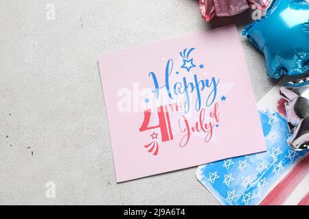 Biglietto di auguri con testo FELICE 4th DI LUGLIO, disegnato bandiera USA e palloncini su sfondo chiaro Foto Stock