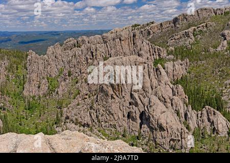 Formazioni rocciose massicce su una montagna sul Black Elk Peak nel Custer state Park nel South Dakota Foto Stock