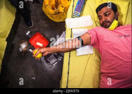 Tehatta, Bengala Occidentale, India. 9th maggio 2022. Tehatta Angikar Goshthi Club ha organizzato un campo volontario di donazione di sangue in collaborazione con la divisione Tehatta Bloodbank in occasione del 161st anniversario di nascita del premio Nobel per la poetessa indiana Rabindranath Tagore a Tehatta. (Credit Image: © Soumyabrata Roy/Pacific Press via ZUMA Press Wire) Foto Stock
