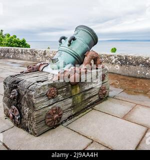 Cannone sul parapetto del castello e dei giardini di Culzean di proprietà del National Trust for Scotland, vicino Ayr, Sud Ayrshire, Scozia, Regno Unito Foto Stock