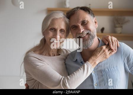 Felice più vecchio 70s marito e moglie che guardano la macchina fotografica Foto Stock
