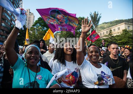 I sostenitori del candidato vicepresidenziale di sinistra per l'alleanza politica 'Patto Historico' Francia Marquez si riuniscono durante il suo rally di chiusura della campagna a Bogotà, Colombia, il 21 maggio 2022. Foto: Chepa Beltran/Long Visual Press Foto Stock