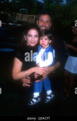 Boston, Massachusetts, USA 1st Giugno 1996 Singer Gloria Estefan, marito Emilio Estefan e figlia Emily Estefan backstage al concerto al KISS108 Event al Great Woods Center for the Performing Arts il 1 Giugno 1996 a Boston, Massachusetts, USA. Foto di Barry King/Alamy Stock Foto Foto Stock