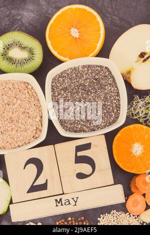 Nutriente cibo sano e maggio 25 sul calendario cubo come data della Giornata Mondiale della Tiroide. Problemi con concetto di tiroide. Ingredienti contenenti vitami naturali Foto Stock