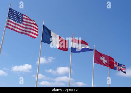 Vista ad angolo basso delle bandiere nazionali che sventolano contro il cielo Foto Stock