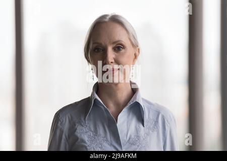 Testa ritratto ritratto attraente fiducioso uomo d'affari di mezza età Foto Stock