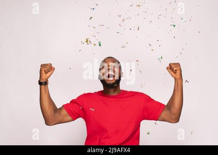 il giovane tifoso di calcio nero si rallegra Foto Stock