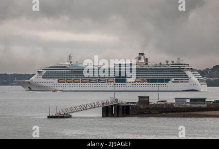 Roches Point, Cork, Irlanda. 22nd maggio 2022. In una mattinata di cielo grigio la nave da crociera Jewel of the Seas vapora oltre il molo a Spike Island mentre si trova sulla strada per visitare la città storica di Cobh, Co. Cork, Irlanda.- credito; David Creedon / Alamy Live News Foto Stock