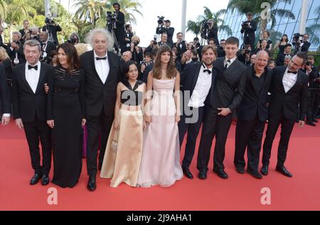 21 maggio 2022, CANNES, Francia: CANNES, FRANCIA - 21 MAGGIO: Direttore Ruben Ã–stlund, Charlbi Dean, Henrik Dorsin, Vicki Berlin, Arvin Kananian, Woody Harrelson, Dolly De Leon, Sunnyi Melles, Zlatko Buric, Iris Berben, Ralph Schicha e Carolina Gynning partecipano alla proiezione del ''Triangolo della tristezza'' durante il festival annuale del cinema di Cannes 75th al Palais des Festivals il 21 maggio 2022 a Cannes, Francia. (Credit Image: © Frederick Injimbert/ZUMA Press Wire) Foto Stock