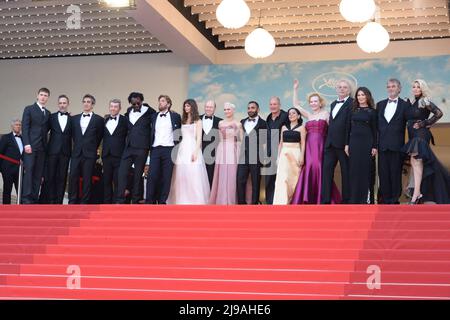 21 maggio 2022, CANNES, Francia: CANNES, FRANCIA - 21 MAGGIO: Direttore Ruben Ã–stlund, Charlbi Dean, Henrik Dorsin, Vicki Berlin, Arvin Kananian, Woody Harrelson, Dolly De Leon, Sunnyi Melles, Zlatko Buric, Iris Berben, Ralph Schicha e Carolina Gynning partecipano alla proiezione del ''Triangolo della tristezza'' durante il festival annuale del cinema di Cannes 75th al Palais des Festivals il 21 maggio 2022 a Cannes, Francia. (Credit Image: © Frederick Injimbert/ZUMA Press Wire) Foto Stock