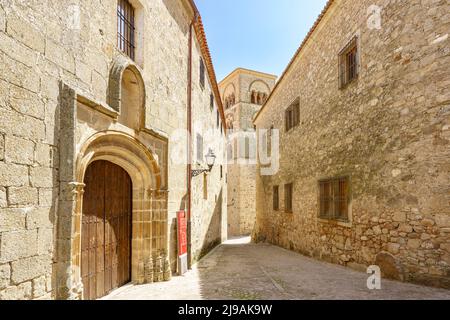 Strada monumentale con case in pietra a Trujillo storico punto di riferimento, Spagna Foto Stock