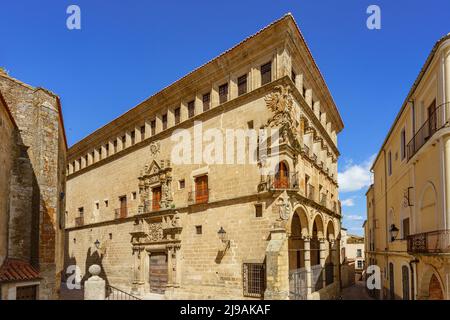 Trujillo, Spagna. Aprile 29, 2022. Vista esterna del Palazzo Duques de San Carlos Foto Stock