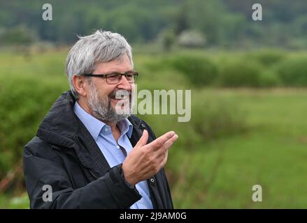 17 maggio 2022, Brandeburgo, Rüdersdorf: Axel Vogel (Bündnis 90/Die Grünen), ministro dell'ambiente di Brandeburgo, si trova nella riserva naturale e nella zona habitat fauna-flora 'Herrensee, Lange-Dammwiesen e Barnim-Hänge'. Foto: Patrick Pleul/dpa Foto Stock