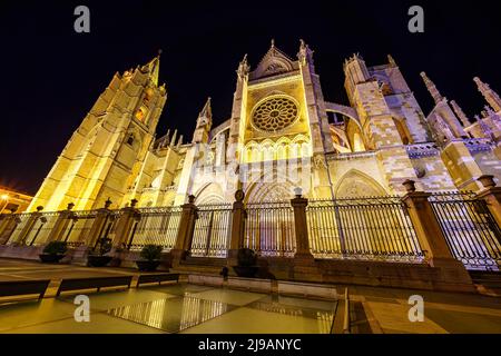 Facciata laterale della cattedrale di Leon di notte, Spagna. Foto Stock