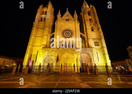 Facciata principale della cattedrale di Leon in Spagna in un colpo di notte. Foto Stock