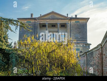 Montagnana, Italia - 4 marzo 2022: La facciata posteriore della villa Pisani vista dal suo giardino Foto Stock