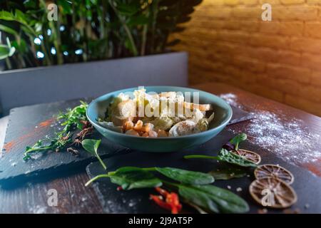 insalata di gamberi caesar fresca e deliziosa con lattuga e crostini crostini Foto Stock