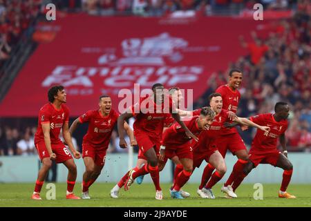 I giocatori di Liverpool festeggiano come Kostas Tsimikas di Liverpool segna la penalità vincente - Chelsea contro Liverpool, la finale della fa Cup Emirates, Wembley Stadium, Londra - 14th maggio 2022 solo per uso editoriale Foto Stock